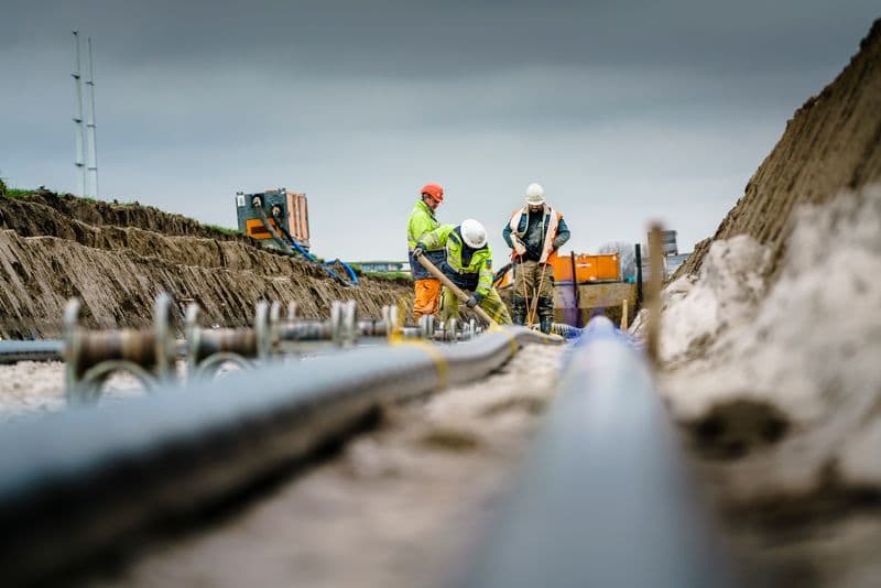 Project Onshore NL mannen aan het werk kabels ondergronds