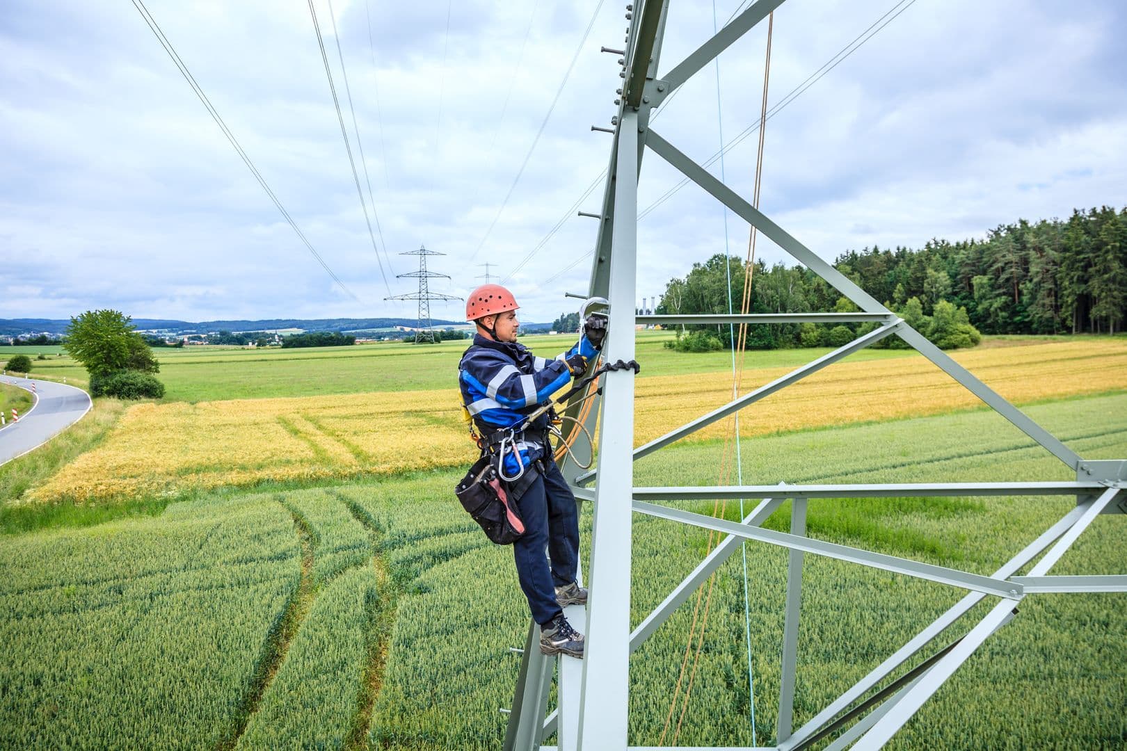 A TenneT colleague at work in the 380kV pylons in the Ostbayernring project, Germany
