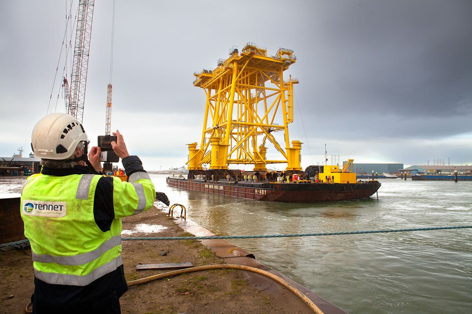 Man taking photo of Offshore Project Sail away jacket HKN hollandse kust noord