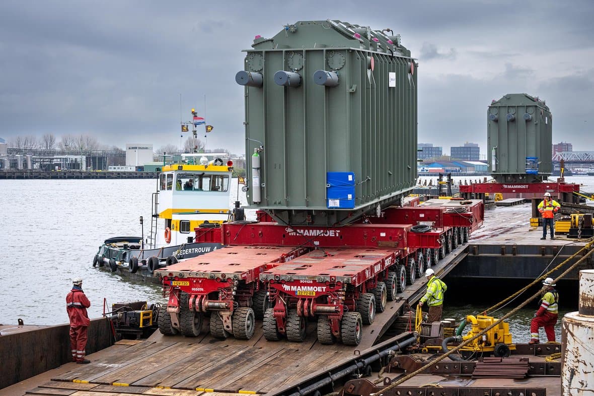 Transformator voor Station Rilland wordt voor transport op schip geplaatst