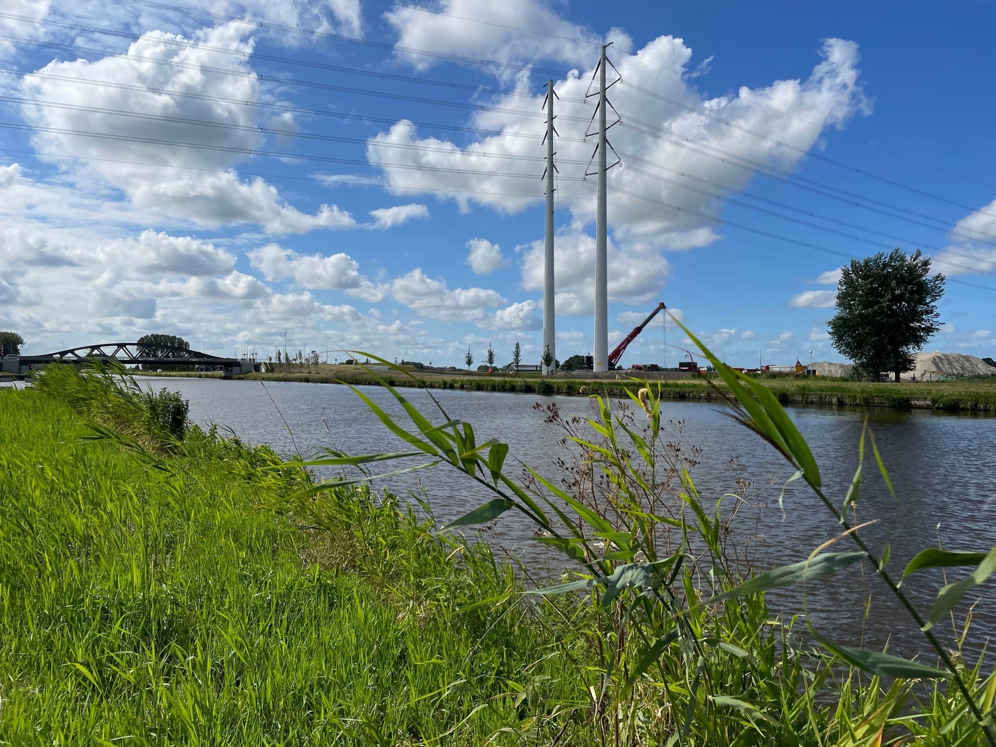 Hoogspanningsverbinding Eemshaven Vierverlaten laatste mast bij Aduard