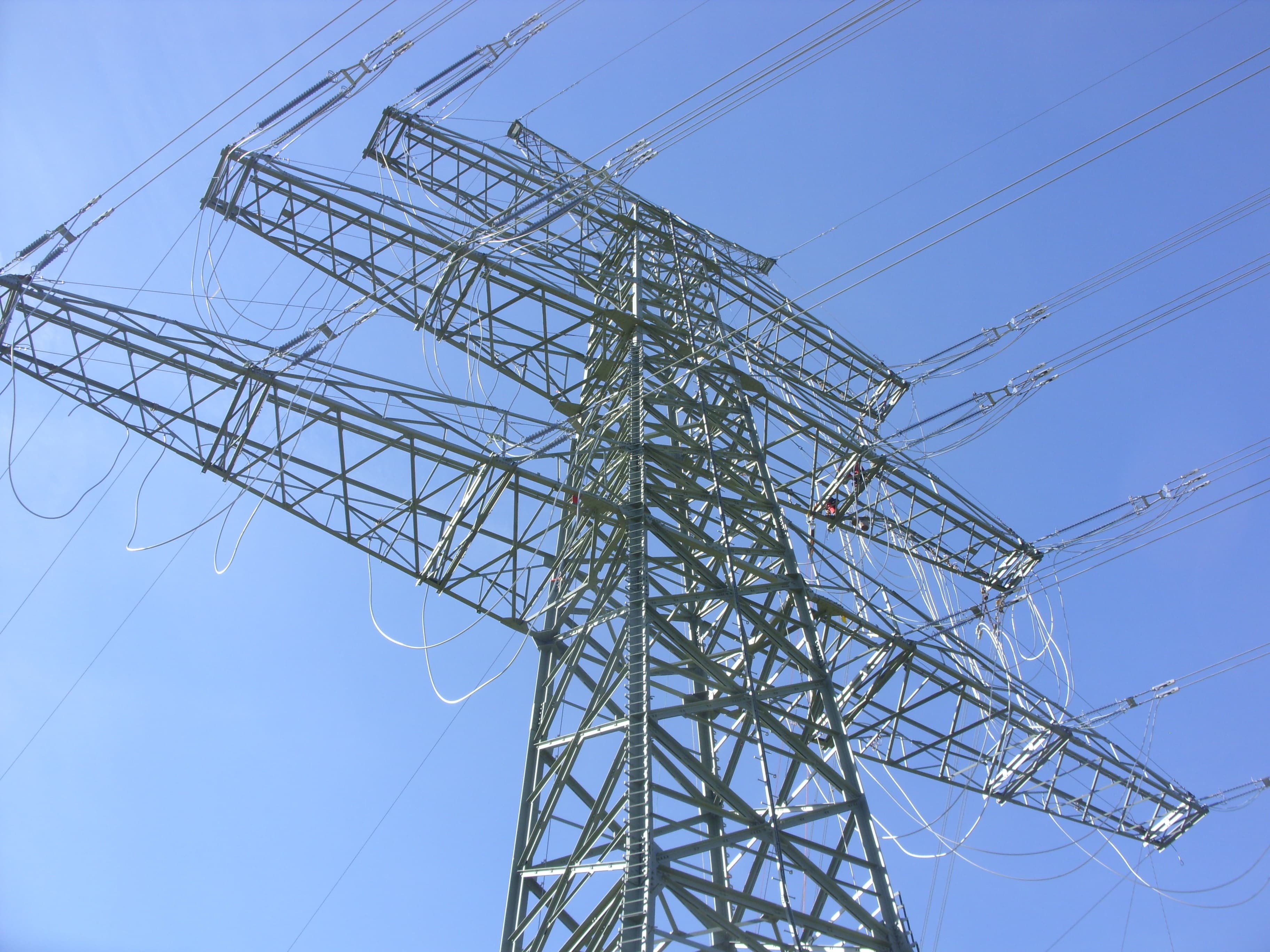 Einer von 104 neuen 380-kV-Masten – fast ebenso viele alte 110-kV-Masten der SH Netz werden dafür zurück gebaut
