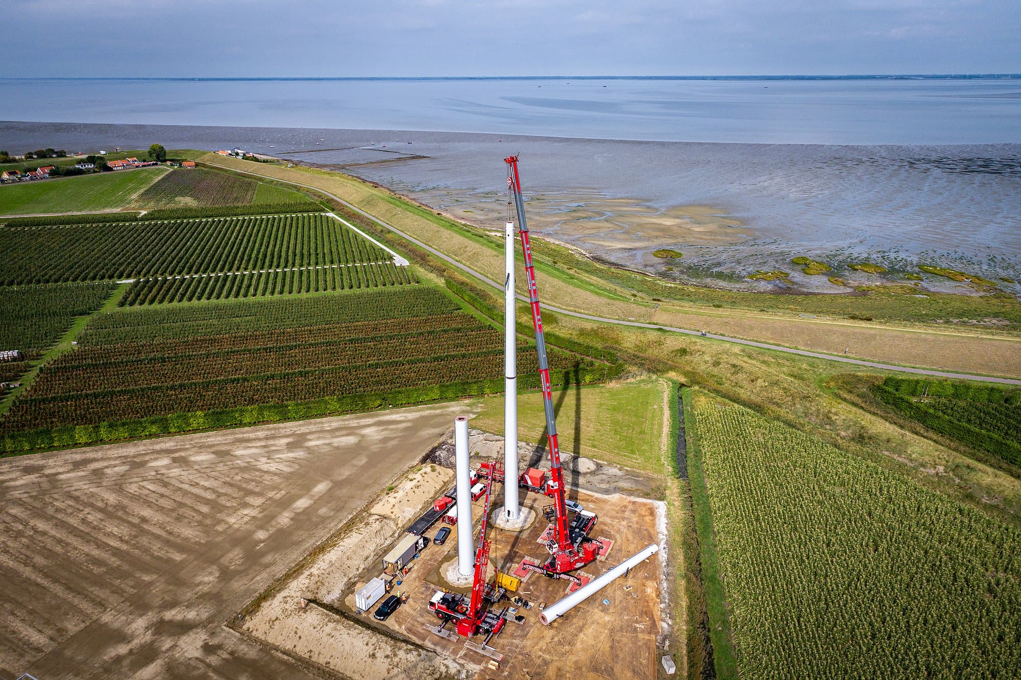 Plaatsing nieuwe wintrackmast bij project Zuid-West 380 kV West Borssele - Rilland