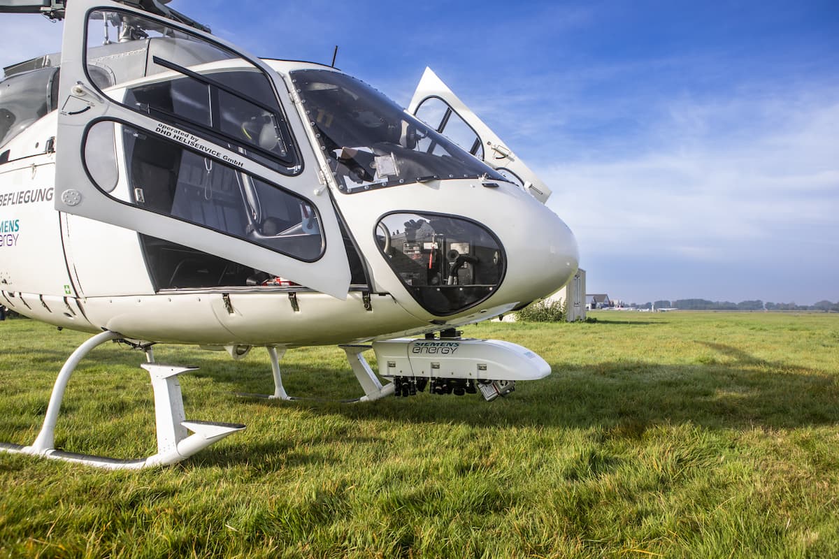 De helicopter waarmee TenneT in samenwerking met Siemens Energy de helicopterinspectie heeft uitgevoerd