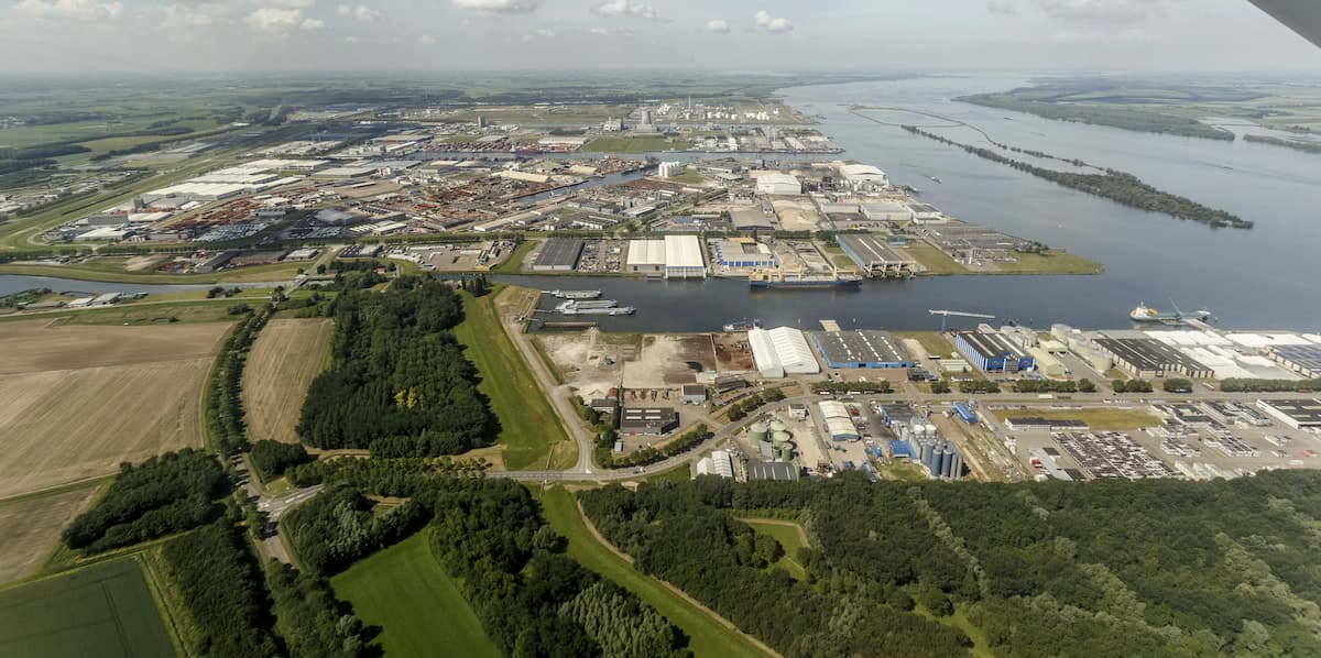 Luchtfoto industriegebied Moerdijk